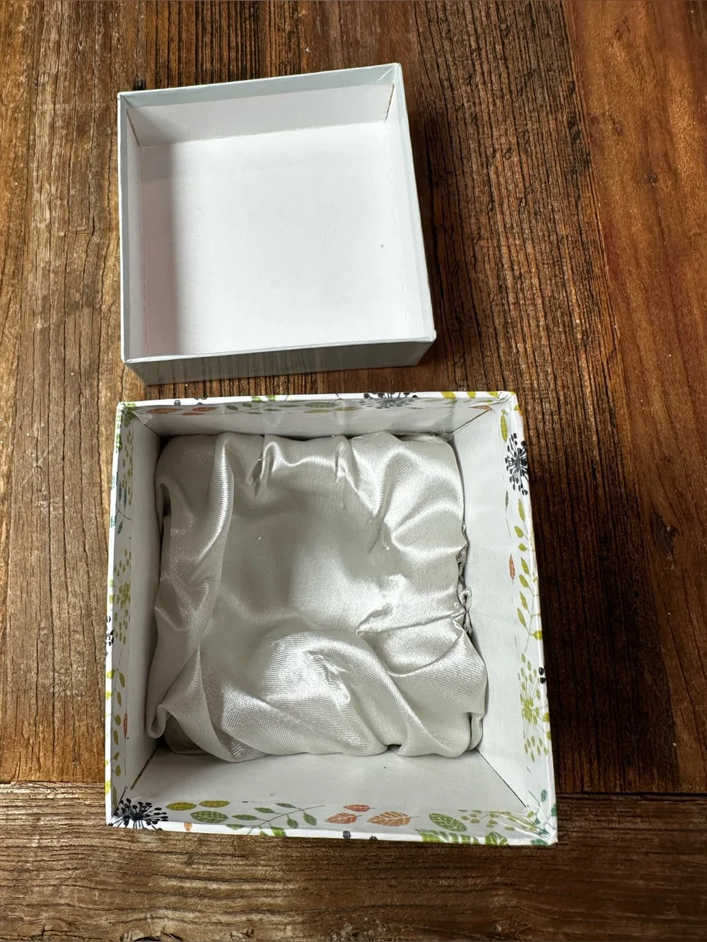 Leaf Print gift box - White with Multicolor Leaf Pattern